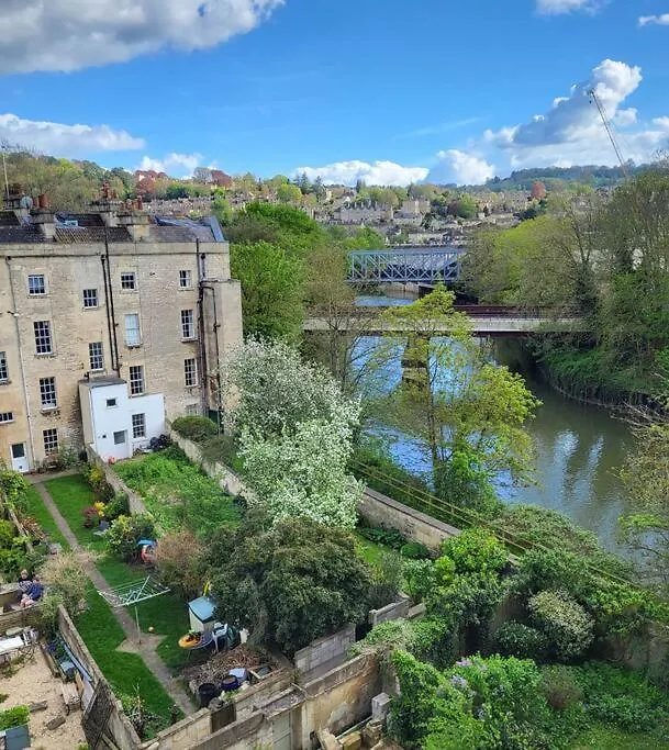 Crescent Green Bath